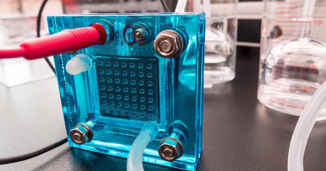 Low temperature chemical oxygen generator using seawater